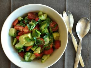 Салат из авокадо с помидорами и огурцами фото